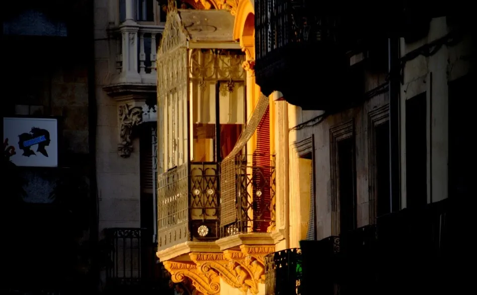 Tiene el mirador salmantino ese empaque delicioso de lo inesperado, mariposa del aire, se eleva glácil como una bailarina de hierro y cristal, libélula que adorna la pechera de la fachada