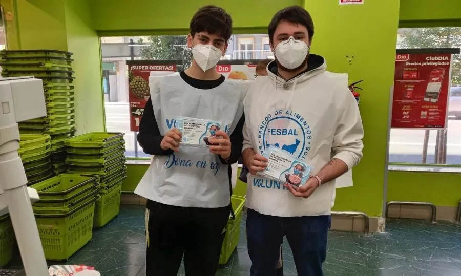Un total de 70 voluntarios de la USAL colaboraron en la Gran Recogida del Banco de Alimentos de...