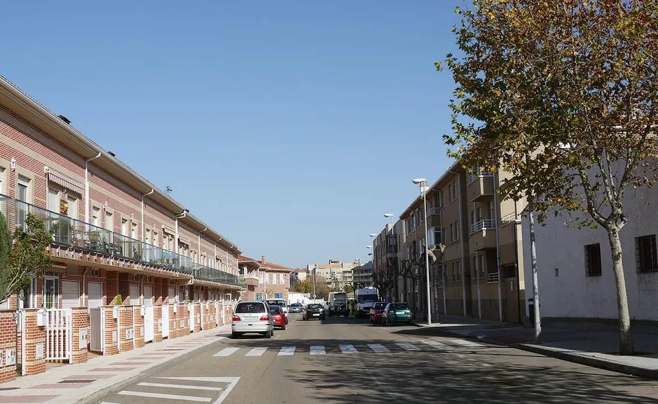 Una de las calles de Carbajosa en las que se procederá a la renovación del alumbrado