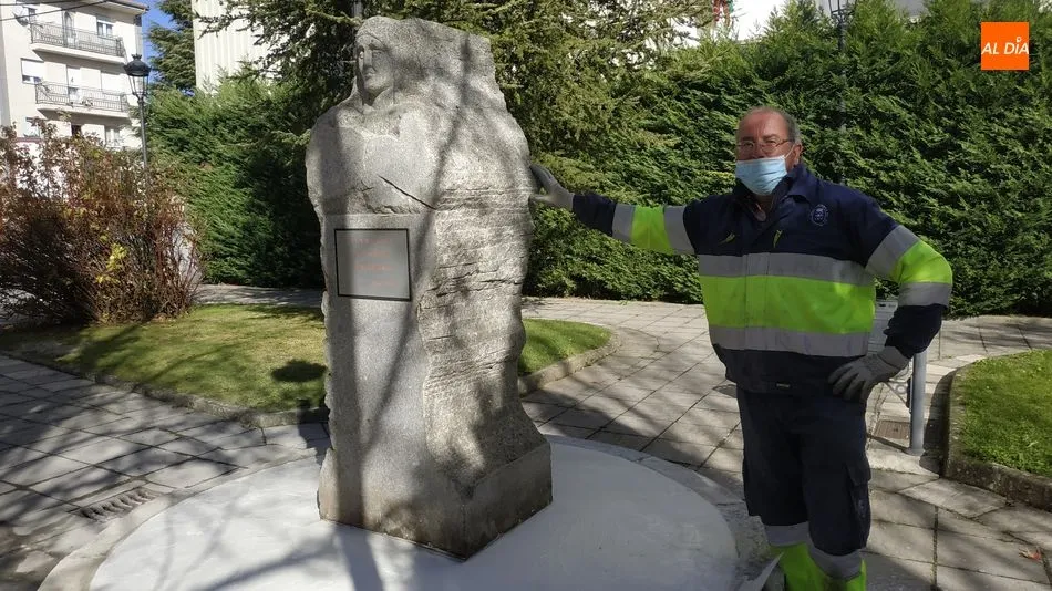 Foto 4 - El parque de la calle Nuestra Se&ntilde;ora de la Asunci&oacute;n ya luce la escultura dedicada a las v&iacute;ctimas ...
