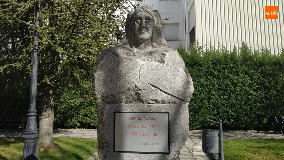 Foto 3 - El parque de la calle Nuestra Se&ntilde;ora de la Asunci&oacute;n ya luce la escultura dedicada a las v&iacute;ctimas ...