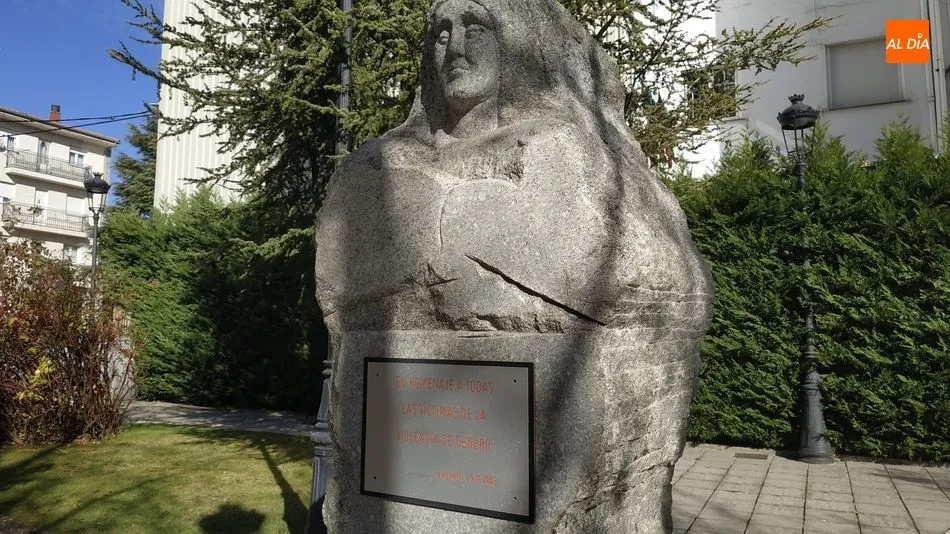 Foto 2 - El parque de la calle Nuestra Se&ntilde;ora de la Asunci&oacute;n ya luce la escultura dedicada a las v&iacute;ctimas ...