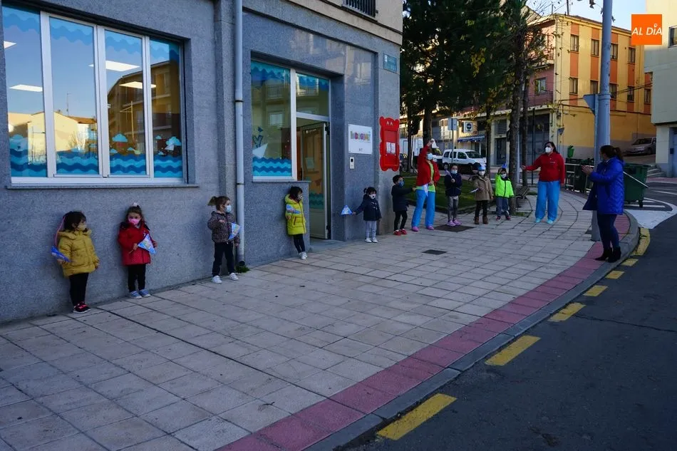 Foto 8 - Los globos azules protagonizan el D&iacute;a Internacional del ni&ntilde;o en Guijuelo
