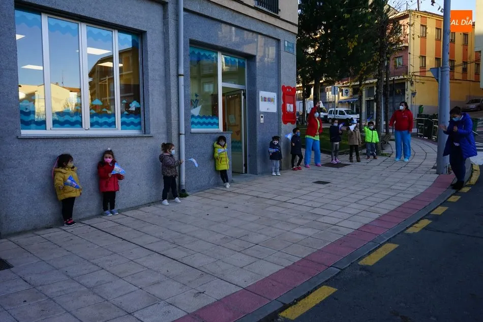 Foto 7 - Los globos azules protagonizan el D&iacute;a Internacional del ni&ntilde;o en Guijuelo