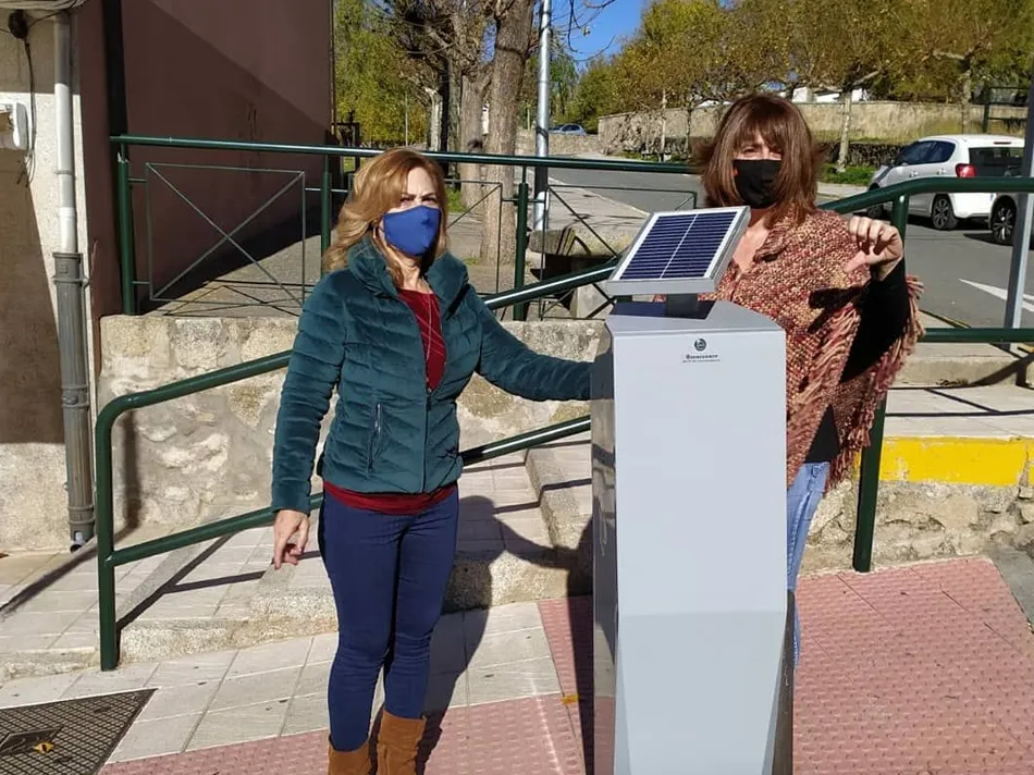Foto 4 - Concejalas del PP de B&eacute;jar comprueban que los dispensadores de gel de las calles se encuentran...