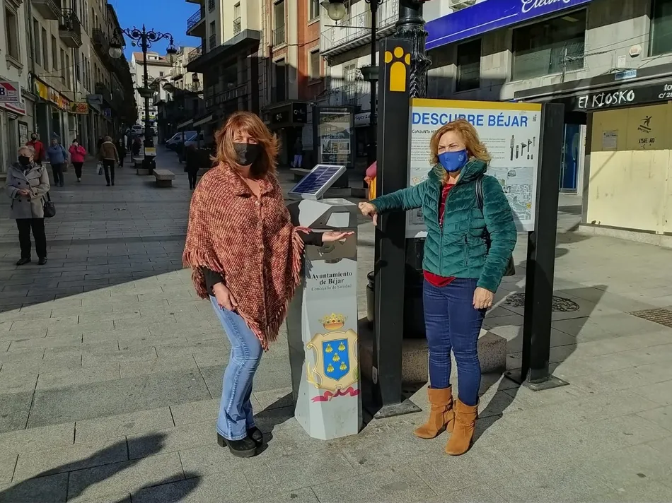Foto 2 - Concejalas del PP de B&eacute;jar comprueban que los dispensadores de gel de las calles se encuentran...