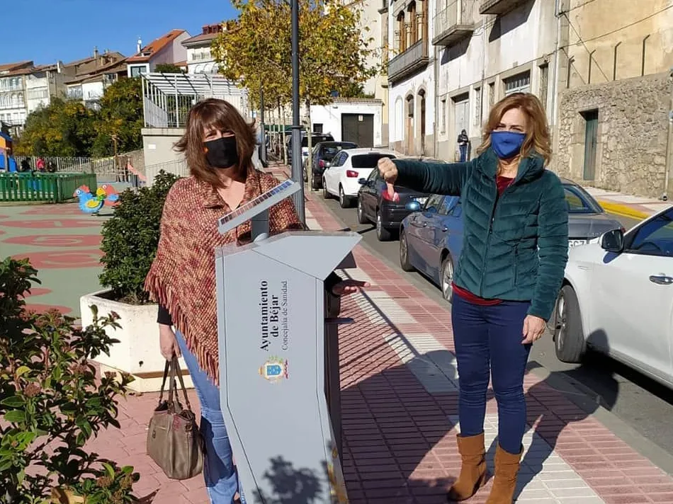 Foto 3 - Concejalas del PP de B&eacute;jar comprueban que los dispensadores de gel de las calles se encuentran...