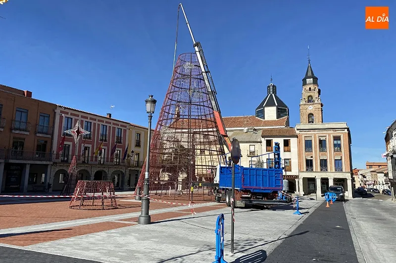 El gran cono que simula un árbol de Navidad gigante ya se encuentra en la Plaza de la Constitución