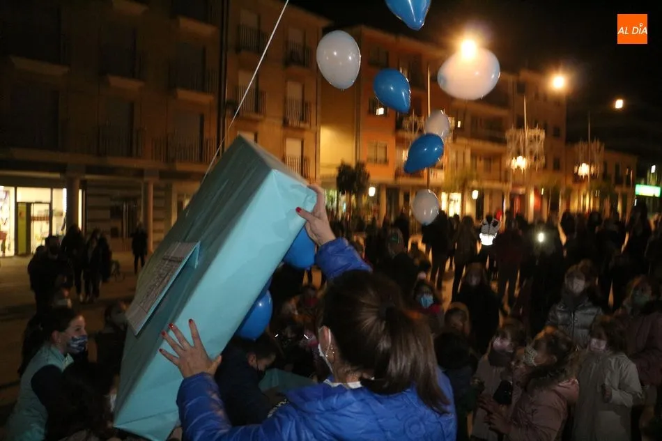 Foto 6 - Los globos azules protagonizan el D&iacute;a Internacional del ni&ntilde;o en Guijuelo
