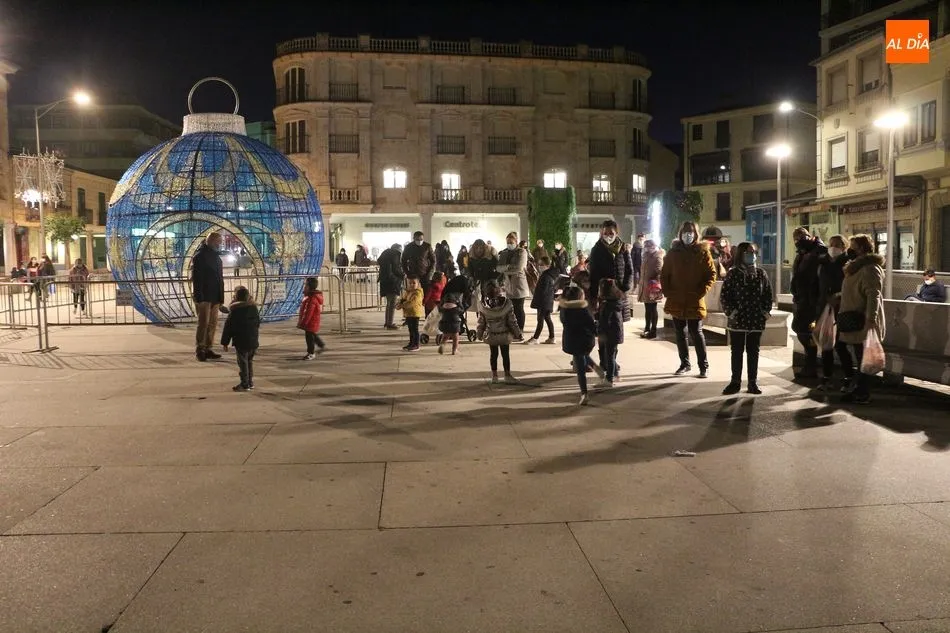 Foto 5 - Los globos azules protagonizan el D&iacute;a Internacional del ni&ntilde;o en Guijuelo