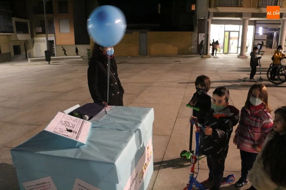 Foto 4 - Los globos azules protagonizan el D&iacute;a Internacional del ni&ntilde;o en Guijuelo