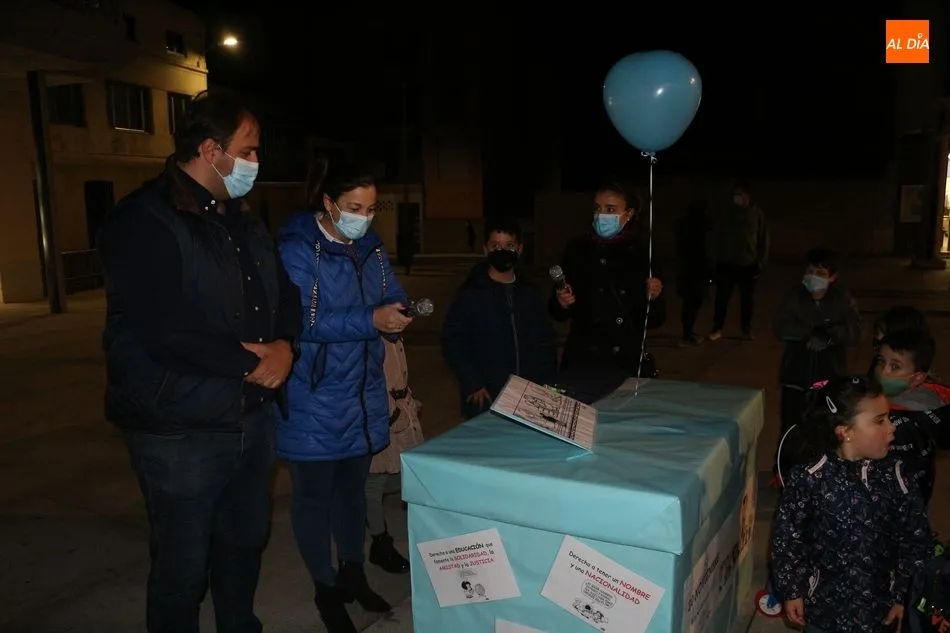 Foto 3 - Los globos azules protagonizan el D&iacute;a Internacional del ni&ntilde;o en Guijuelo