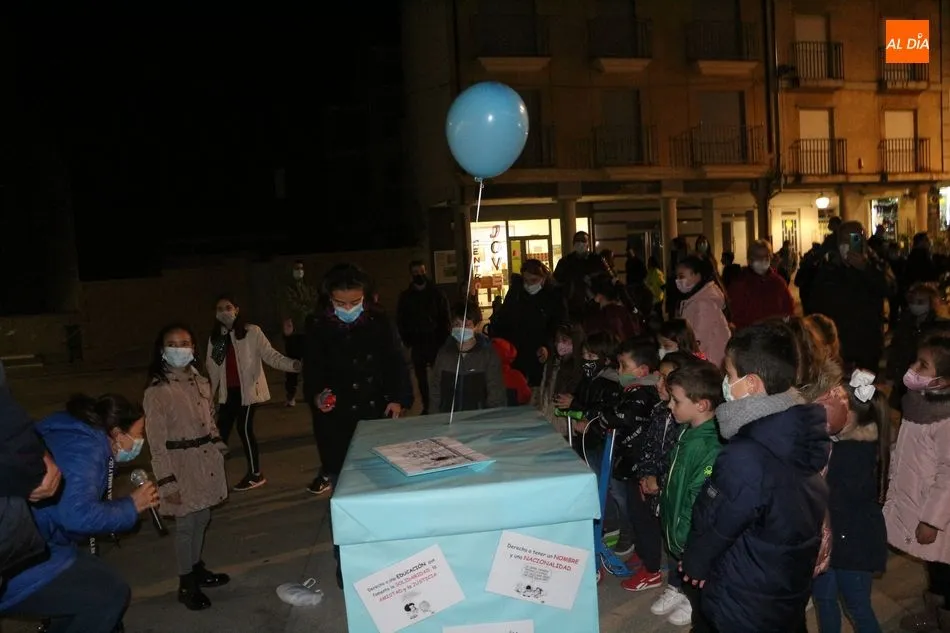 Foto 2 - Los globos azules protagonizan el D&iacute;a Internacional del ni&ntilde;o en Guijuelo