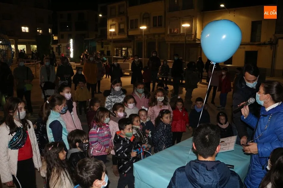 Foto 11 - Los globos azules protagonizan el D&iacute;a Internacional del ni&ntilde;o en Guijuelo