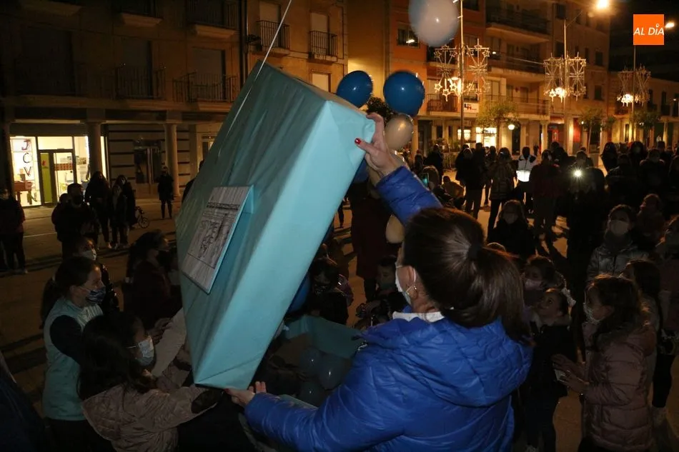 Foto 10 - Los globos azules protagonizan el D&iacute;a Internacional del ni&ntilde;o en Guijuelo