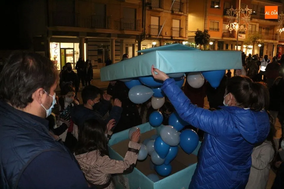 Foto 9 - Los globos azules protagonizan el D&iacute;a Internacional del ni&ntilde;o en Guijuelo