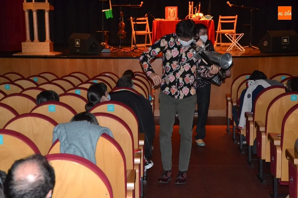 Foto 8 - Fet&eacute;n Fet&eacute;n acerca&nbsp;al p&uacute;blico mirobrigense sus instrumentos ins&oacute;litos para echar una mano a...