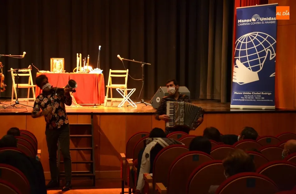 Foto 6 - Fet&eacute;n Fet&eacute;n acerca&nbsp;al p&uacute;blico mirobrigense sus instrumentos ins&oacute;litos para echar una mano a...