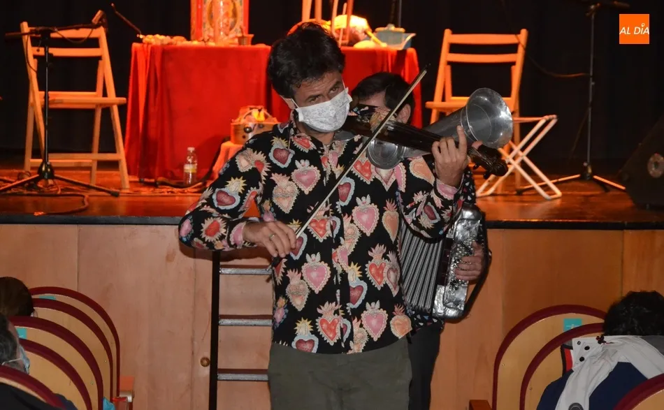 Foto 7 - Fet&eacute;n Fet&eacute;n acerca&nbsp;al p&uacute;blico mirobrigense sus instrumentos ins&oacute;litos para echar una mano a...