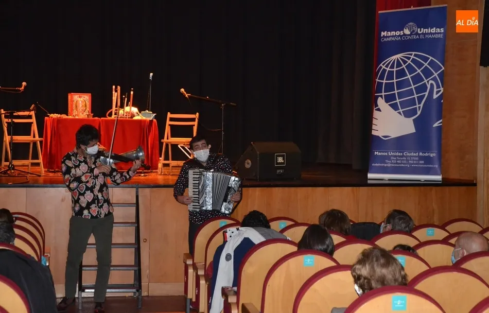 Foto 5 - Fet&eacute;n Fet&eacute;n acerca&nbsp;al p&uacute;blico mirobrigense sus instrumentos ins&oacute;litos para echar una mano a...