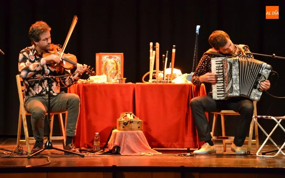 Foto 4 - Fet&eacute;n Fet&eacute;n acerca&nbsp;al p&uacute;blico mirobrigense sus instrumentos ins&oacute;litos para echar una mano a...