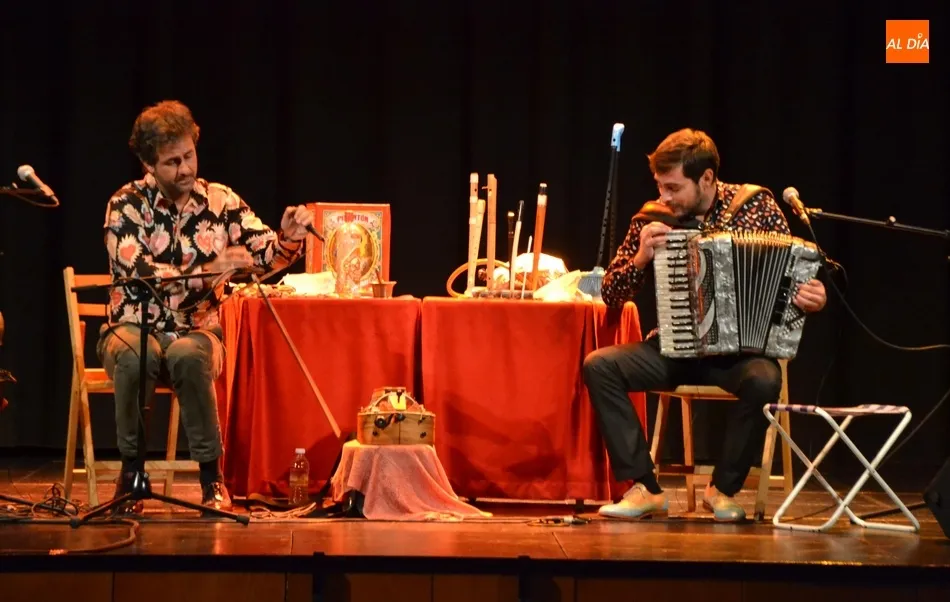 Foto 2 - Fet&eacute;n Fet&eacute;n acerca&nbsp;al p&uacute;blico mirobrigense sus instrumentos ins&oacute;litos para echar una mano a...