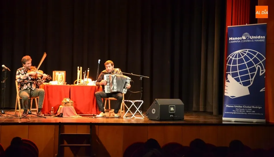 Foto 3 - Fet&eacute;n Fet&eacute;n acerca&nbsp;al p&uacute;blico mirobrigense sus instrumentos ins&oacute;litos para echar una mano a...