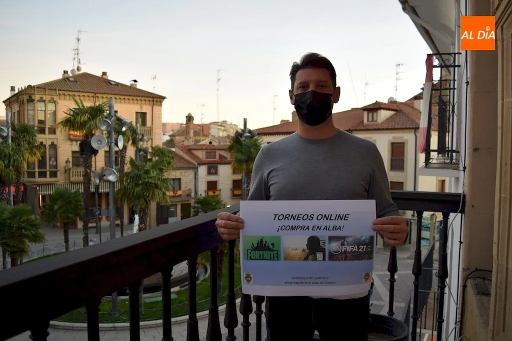 Miguel Ángel Sánchez, concejal de Juventud, junto con el cartel promocional de los torneos / Pedro Zaballos