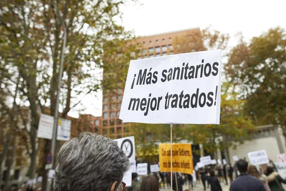 Una persona sostiene una pancarta donde se lee ¡Más sanitarios mejor tratados! durante una concentración ante el Ministerio de Sanidad el año pasado