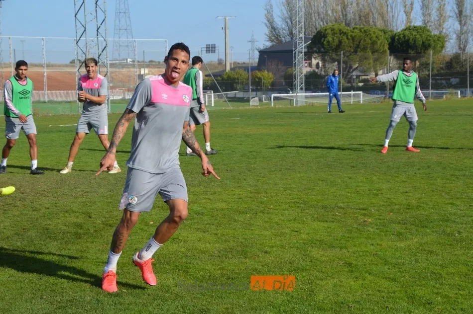 Puma celebra un gol en uno de los entrenamientos de la semana