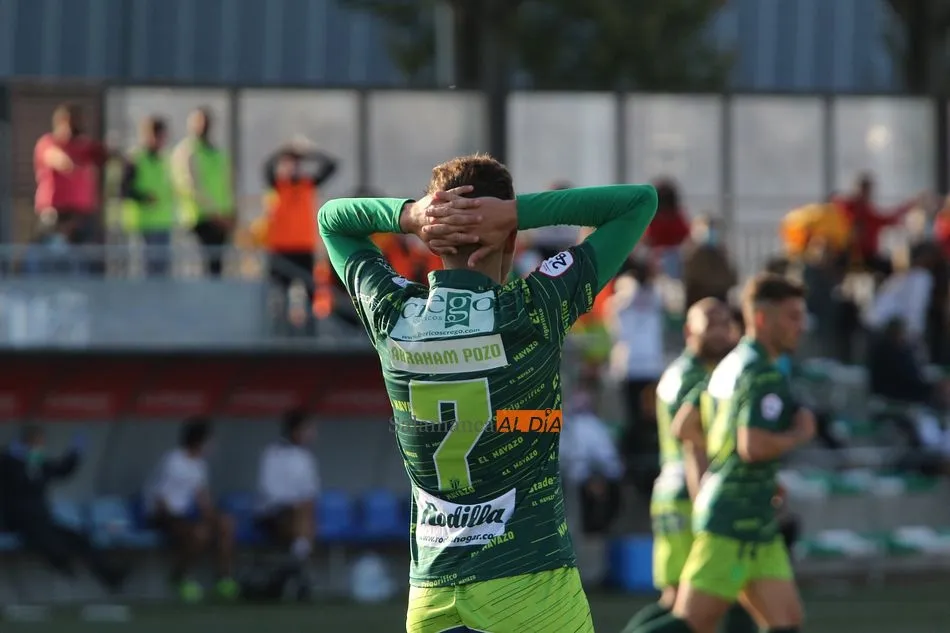 Abraham Pozo observa una jugada y se lleva las manos a la nuca