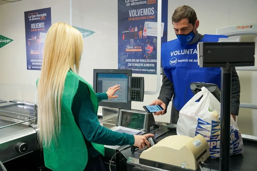 Un voluntario en una campaña de recogida anterior - Archivo