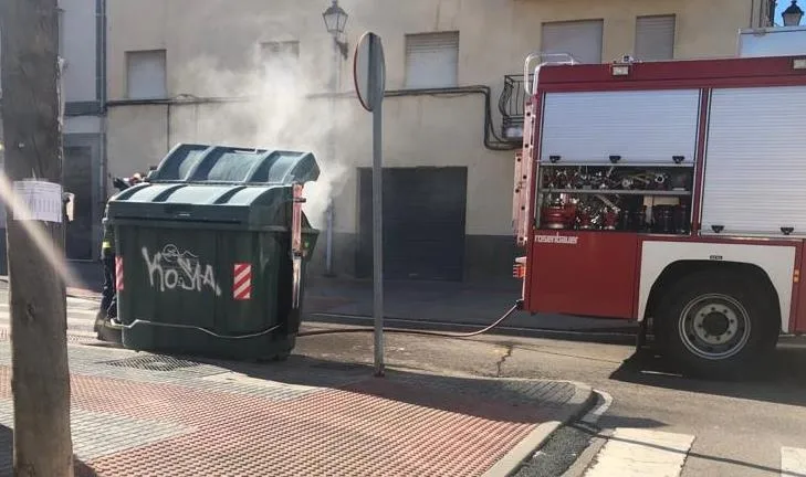 El humo procedente de un contenedor obliga a movilizarse a los Bomberos  