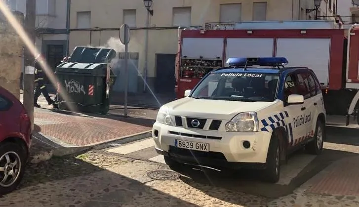 Foto 3 - El humo procedente de un contenedor obliga a movilizarse a los Bomberos  