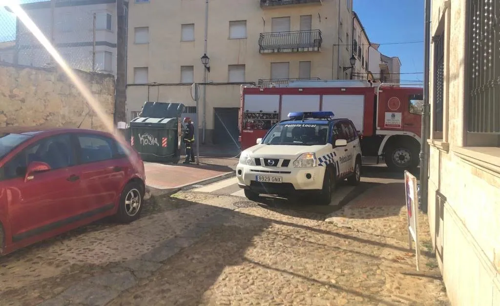 Foto 2 - El humo procedente de un contenedor obliga a movilizarse a los Bomberos  