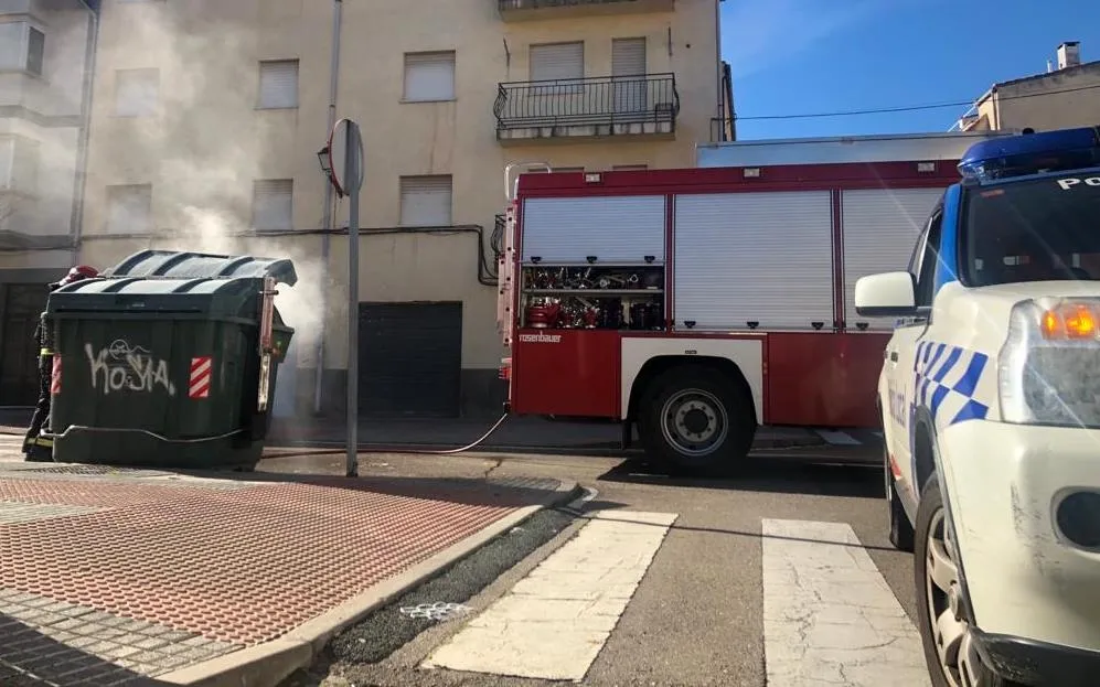 Foto 4 - El humo procedente de un contenedor obliga a movilizarse a los Bomberos  