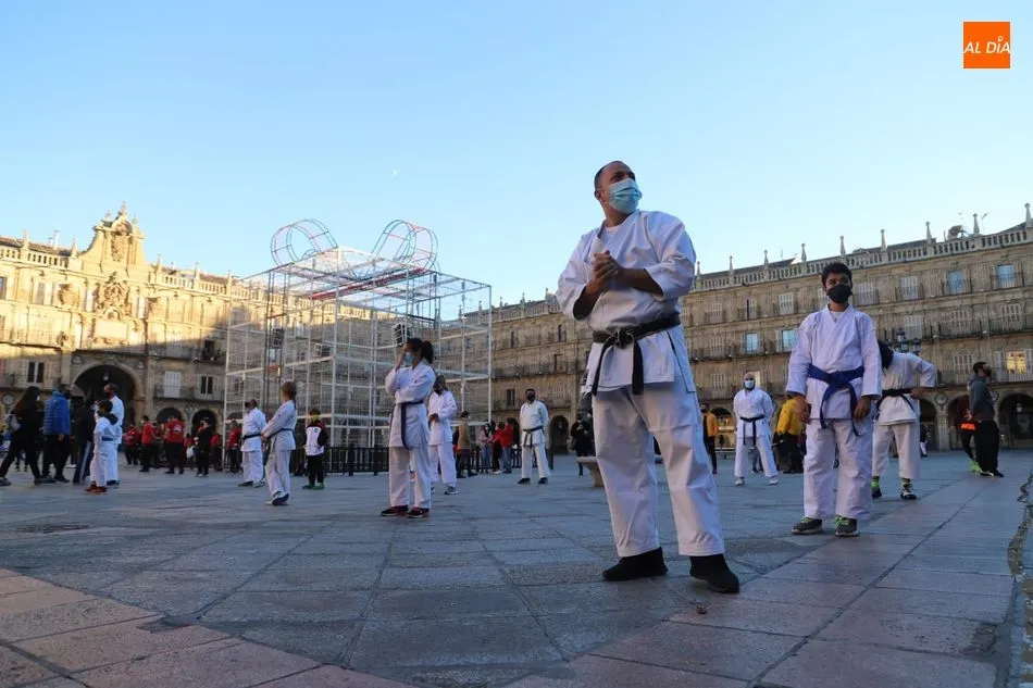 La Plaza Mayor ha contado con la presencia de numerosos deportistas que han protestado por la situación - Lydia González