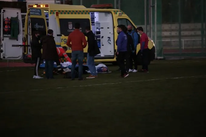 Foto 4 - Chechu, trasladado de Las Pistas al Hospital en ambulancia tras fisurarse las costillas