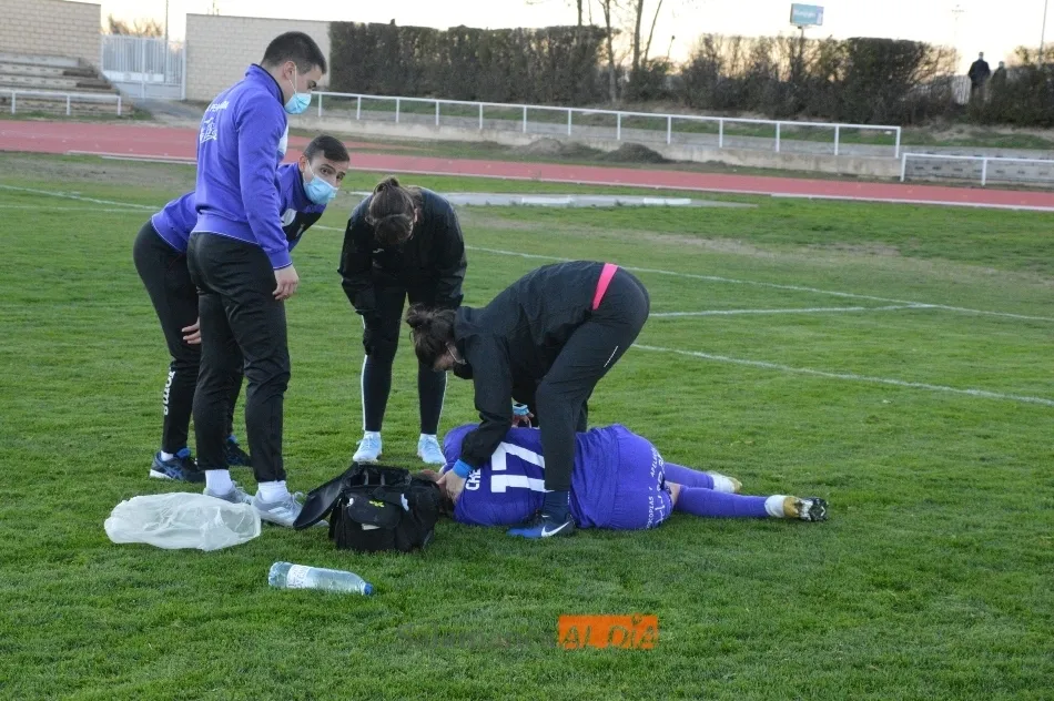 Chechu, siendo atendido por los miembros del cuerpo técnico del Peñaranda / Carlos Cuervo
