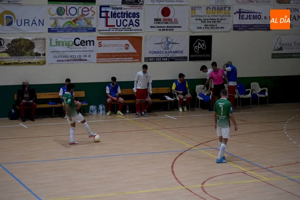 Los jugadores del Piensos Durán Albense presionan un saque de banda visitante / Pedro Zaballos