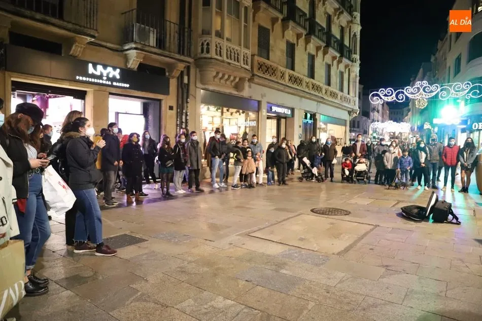Jóvenes músicos animan la noche salmantina en la calle Toro