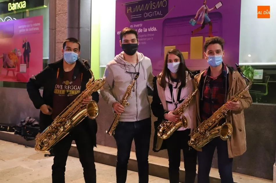 Foto 11 - J&oacute;venes m&uacute;sicos animan la noche salmantina en la calle Toro