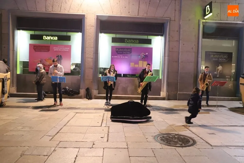 Foto 8 - J&oacute;venes m&uacute;sicos animan la noche salmantina en la calle Toro
