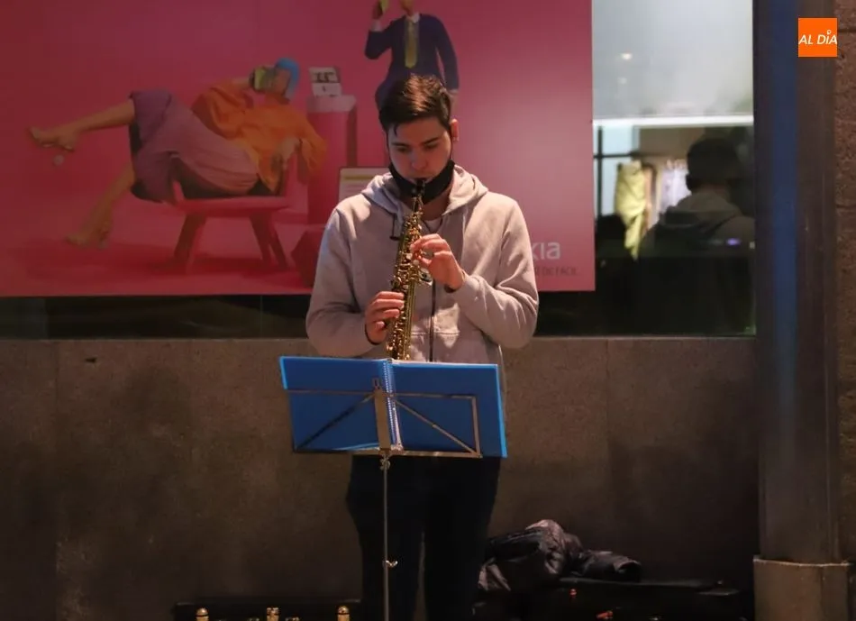 Foto 7 - J&oacute;venes m&uacute;sicos animan la noche salmantina en la calle Toro