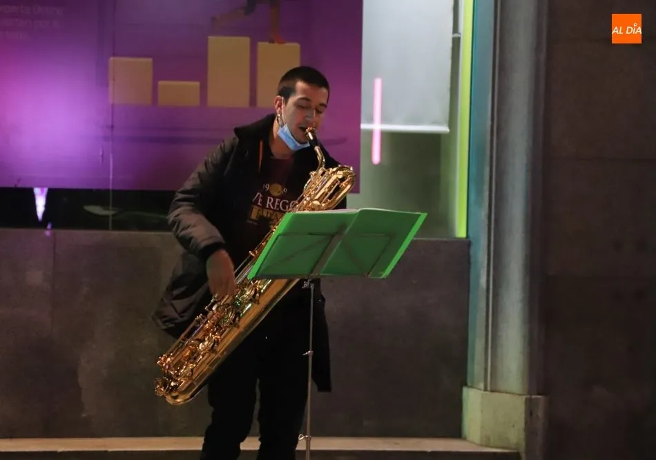 Foto 6 - J&oacute;venes m&uacute;sicos animan la noche salmantina en la calle Toro
