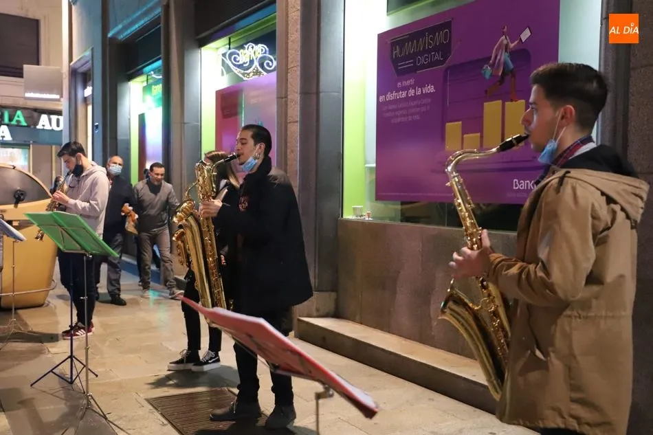 Foto 5 - J&oacute;venes m&uacute;sicos animan la noche salmantina en la calle Toro