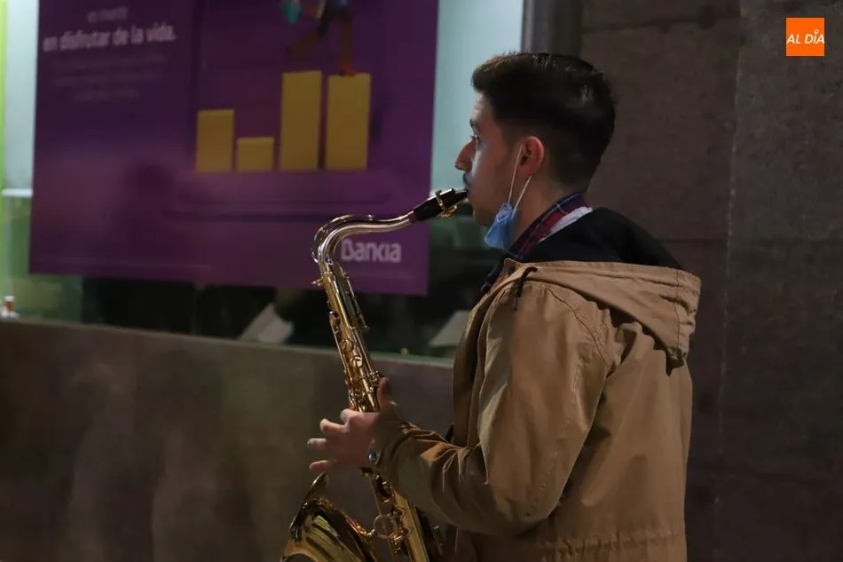 Foto 4 - J&oacute;venes m&uacute;sicos animan la noche salmantina en la calle Toro