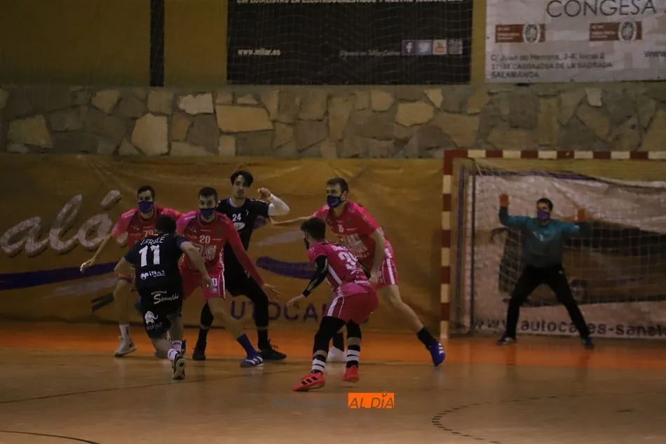 Foto 11 - El &lsquo;factor Tormes&rsquo; vuelve a darle frutos al BM Salamanca: triunfo sobre el Tarazona (29-25)