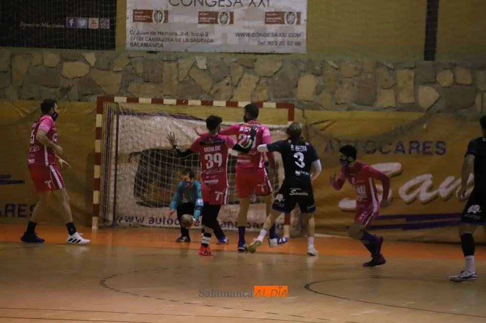 Foto 6 - El &lsquo;factor Tormes&rsquo; vuelve a darle frutos al BM Salamanca: triunfo sobre el Tarazona (29-25)