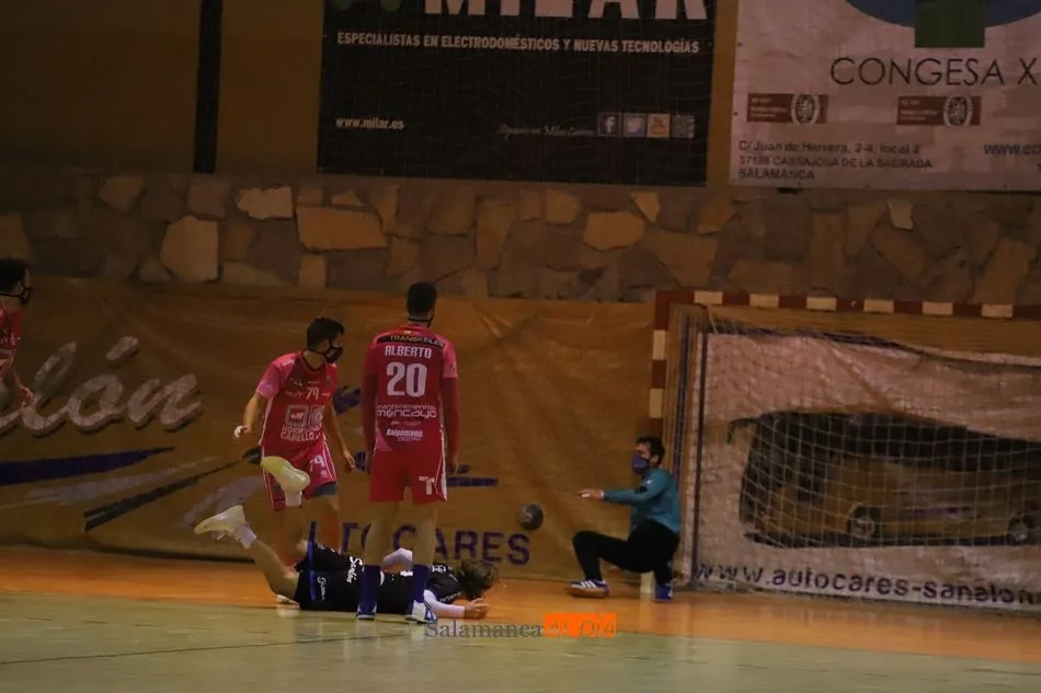 Foto 4 - El &lsquo;factor Tormes&rsquo; vuelve a darle frutos al BM Salamanca: triunfo sobre el Tarazona (29-25)